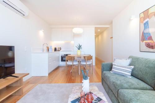 Cozy Porto Home with AC by LovelyStay