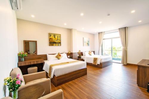 ein Hotelzimmer mit zwei Betten und einem Spiegel in der Unterkunft May The Hotel in Cần Thơ