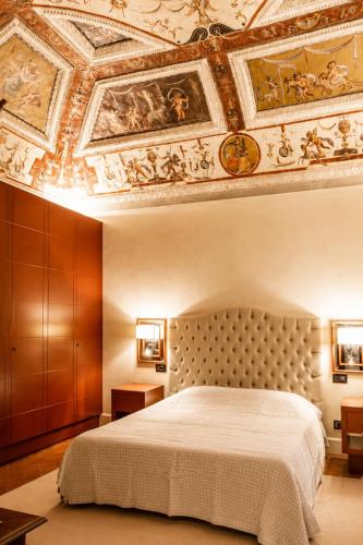 Luxury frescoed apartment in the center