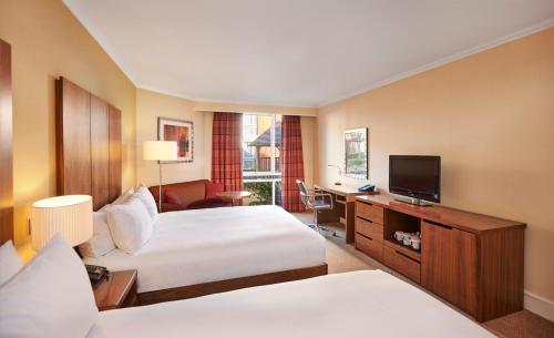 um quarto de hotel com duas camas e uma televisão de ecrã plano em Orida Maidstone em Maidstone