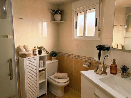 a bathroom with a toilet and a sink at Casa Centro 48 by Eden Mar - Ideal para estancias temporales in Guardamar del Segura