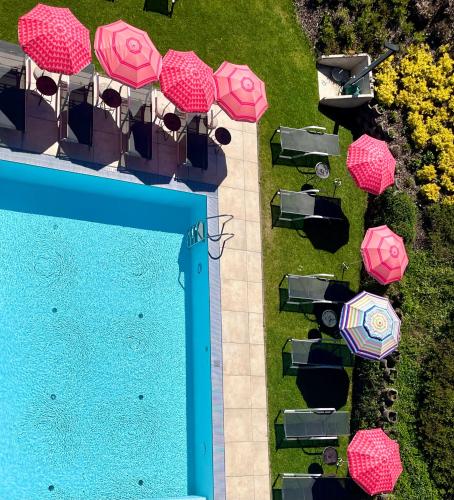 an overhead view of a pool with umbrellas at Apart & Suiten Hotel WEIDEN in Schladming