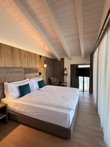 a bedroom with a large bed in a room at Alpen Relais in Fondo