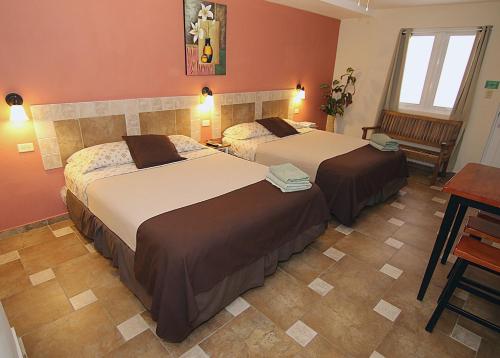 サンファンにあるドリームス ホテル プエルトリコの赤い壁のドミトリールーム ベッド2台
