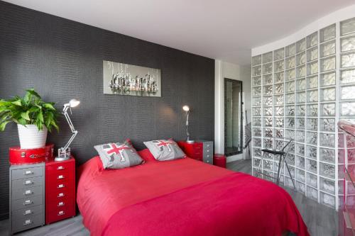 レンヌにあるL'Horizon by Cocoonrの赤いベッド1台(赤い毛布付)が備わるベッドルーム1室が備わります。