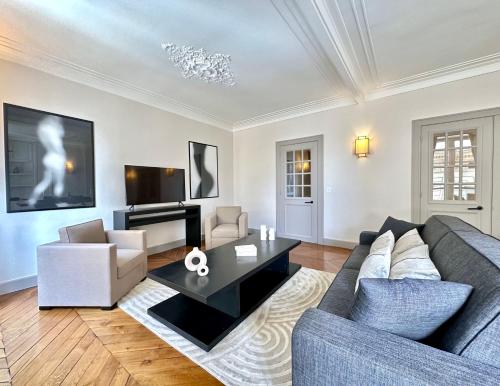 Luxembourg Gardens deluxe family flat & elevator
