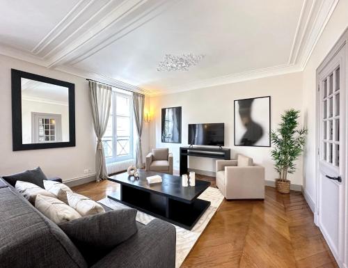 Luxembourg Gardens deluxe family flat & elevator