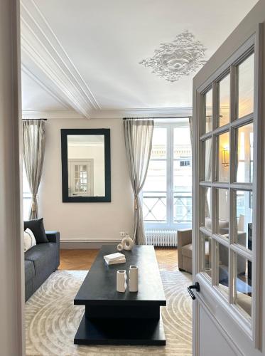 Luxembourg Gardens deluxe family flat & elevator