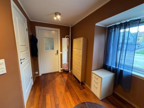 a room with a hallway with a dresser and a window at Leilighet i Vadsoe sentrum in Vadsø