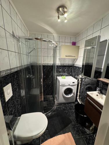 a bathroom with a shower and a toilet and a sink at Leilighet i Vadsoe sentrum in Vadsø