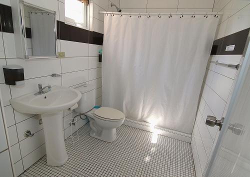 e bagno con lavandino, servizi igienici e doccia. di Dreams Hotel Puerto Rico a San Juan