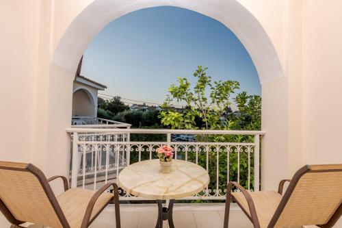 C'est La Vie Budget Rooms - 1 Min Walk to the Beach