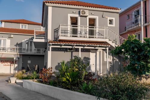 C'est La Vie Budget Rooms - 1 Min Walk to the Beach