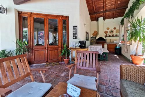a living room with chairs and a table at Casa Olive Costinești in Costinesti