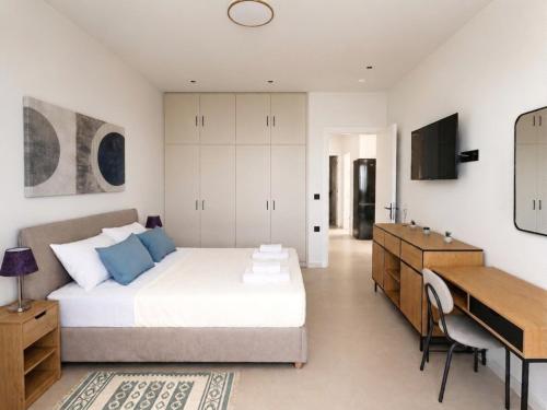 a bedroom with a large bed and a desk at Aura di centro Thassos in Limenas
