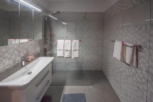 a bathroom with a white sink and a mirror at More Garden in Opric
