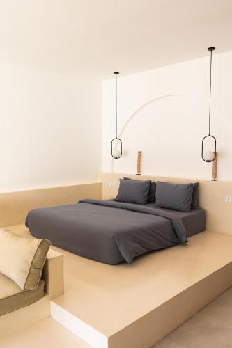 a bedroom with a large bed and two lamps at Villa Papì Uluwatu 1 in Bingin Beach