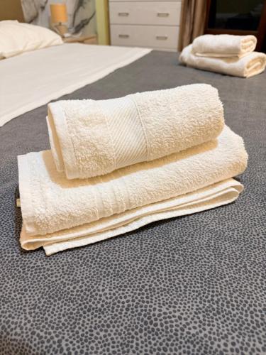 two white towels sitting on top of a bed at Suite la Ficara in Bovalino Marina