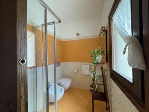 a bathroom with a toilet and a glass shower at Casa Giulia in Palau