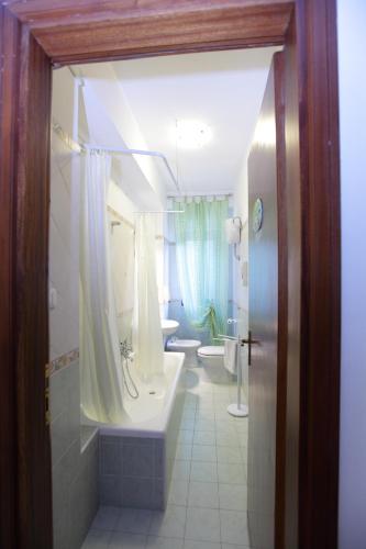 a bathroom with a tub and a sink and a toilet at L'attico affittacamere B&B in Catanzaro