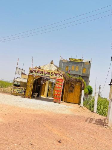 an old building on the side of a dirt road at Hotel Jiwan Palace Phalodi in Phalodi