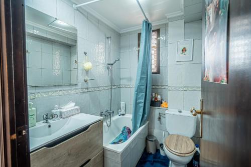 a bathroom with a toilet and a sink and a tub at Casa Aposento in Alaquas