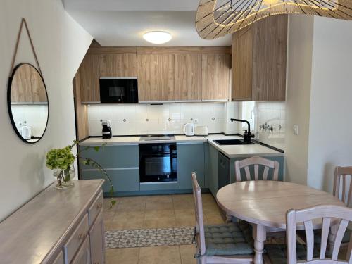 Casita Eliisa- sea views, close to the beach, pool, La Mata
