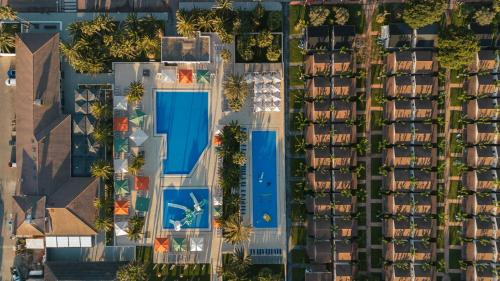 an overhead view of a pool in a resort at Camping Estival Vendrell Platja in Comarruga