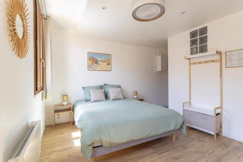 a bedroom with a bed and a window at Suite de La Dune - Studio - Hypercentre in Narbonne