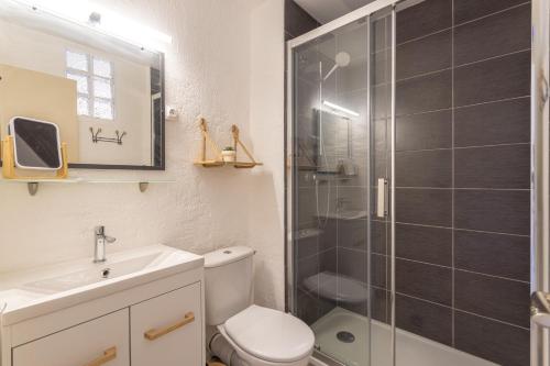 a bathroom with a shower and a toilet and a sink at Suite de La Dune - Studio - Hypercentre in Narbonne
