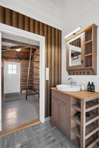 ein Badezimmer mit Waschbecken und Spiegel in der Unterkunft Åsebua - Renovated rorbu with seaview in Sørvågen