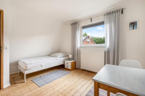 a small room with a bed and a window at Ferienhaus nahe Uni Lueneburg in Lüneburg