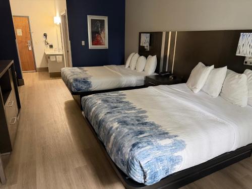 a hotel room with two beds in a room at Guesthouse Inn & Suites Lexington in Lexington