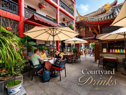 Wenjun Courtyard Hotel Chengdu ,English-Speaking , Pick-up Service ,Laundry Service , Local Tours — Inner courtyard view