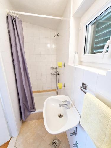 Sea View Terrace Apartment Podgora