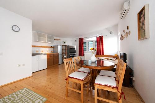 Sea View Terrace Apartment Podgora