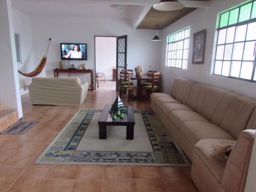 un soggiorno con divano e tavolo di Pousada Sitio Costa Verde a Ubajara