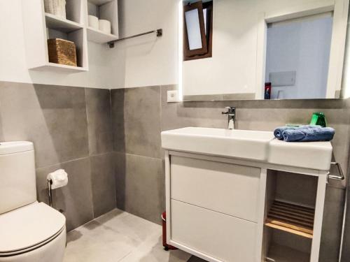Apartment ruhige- charmant renovierte Wohnung- Terrasse- P by Interhome