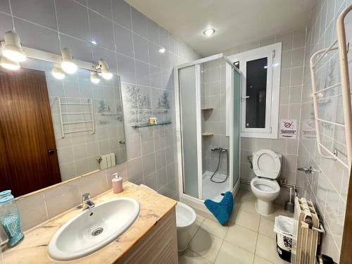 a bathroom with a sink and a toilet at Consell Habitaciones in Barcelona