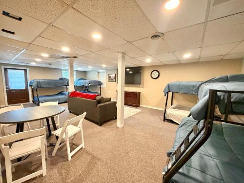 a room with bunk beds and a table and chairs at White Oak Lodge in Lebanon