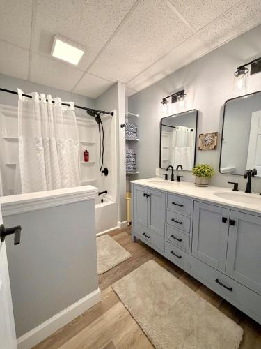 a bathroom with two sinks and a shower at White Oak Lodge in Lebanon