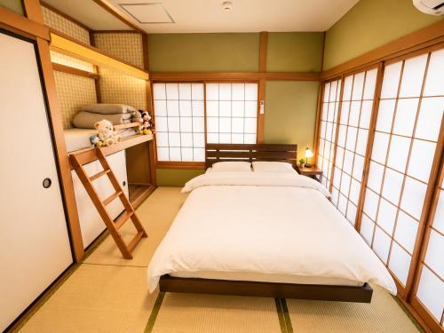 10 min to Asakusa, Sky tree, Train to Airport , Luggage drop, Edo Harmony