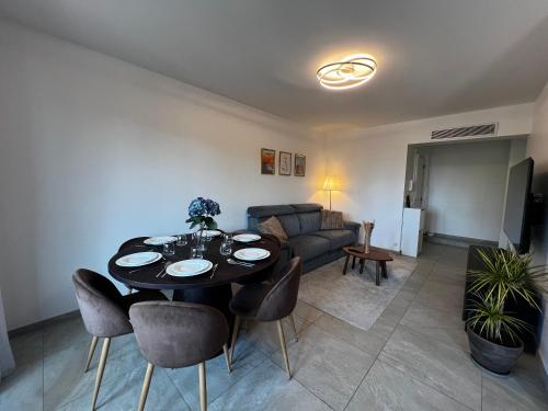 Appartement 2 Chambres - Terrasse, Parking Gratuit & Climatisation