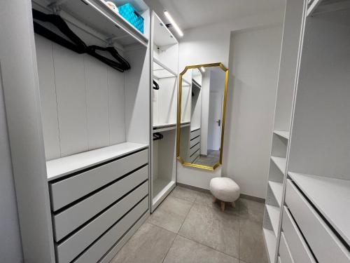 Appartement 2 Chambres - Terrasse, Parking Gratuit & Climatisation