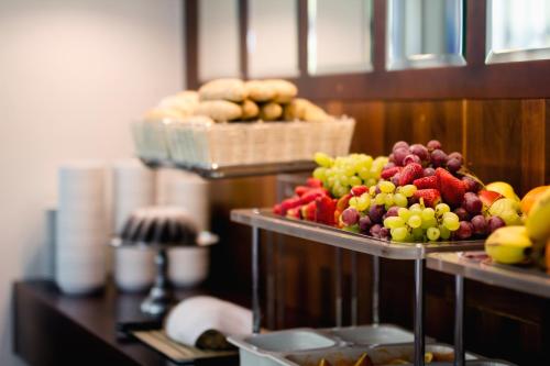 a bunch of fruits and vegetables on a table at Spa Hotel Garni Löwenstein in Konstantinovy Lázně