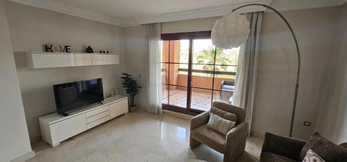 Bright Apartment Indoor and outdoor Pool and Sauna