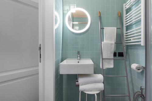 a bathroom with a sink and a mirror at Mòsì Firenze in Florence