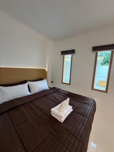 a bedroom with a bed with towels on it at Albus resort Kohlarn in Ko Larn