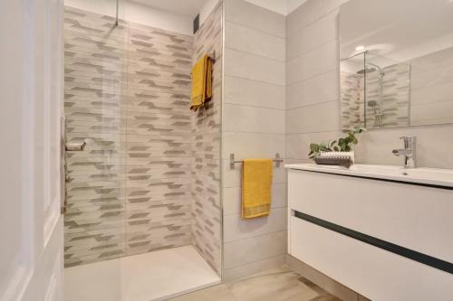 a bathroom with a shower and a sink at GOLF Villa233 in San Miguel de Abona