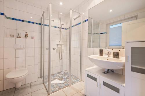 a bathroom with a shower and a sink and a toilet at Ückeritz Sylva in Ueckeritz
